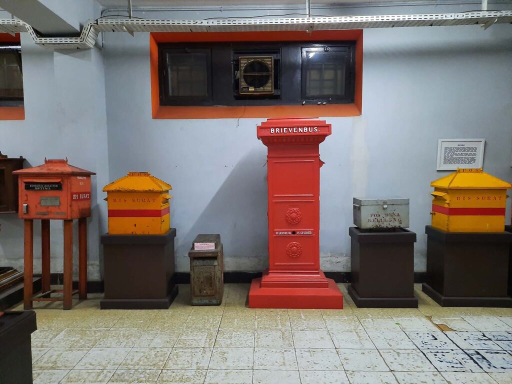 Koleksi kotak surat di Museum Pos Indonesia