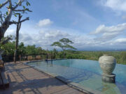 Fasilitas Infinity Pool di Arkamaya Kusuma Resort