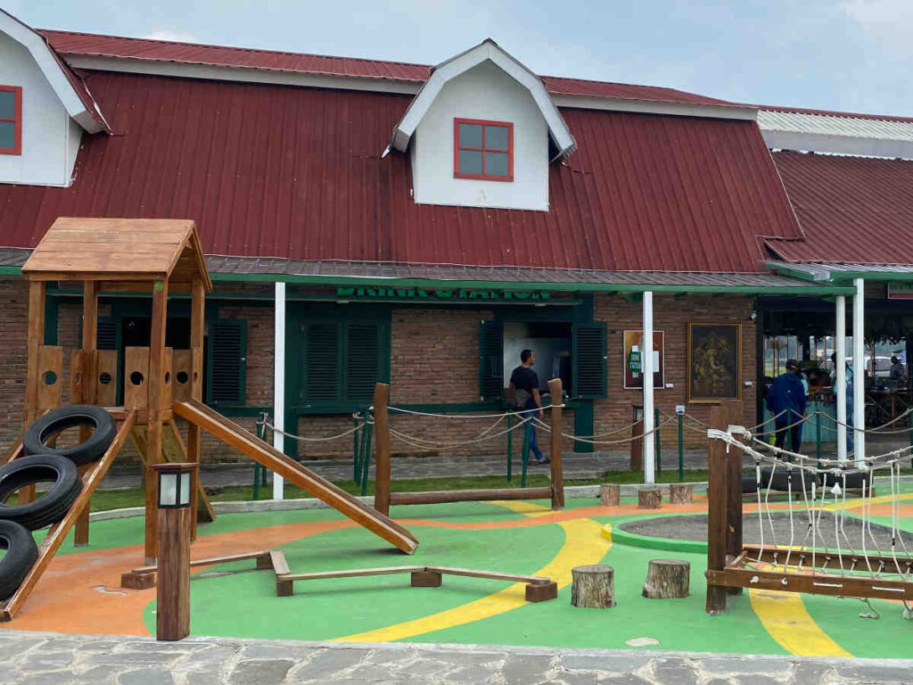 playground, wahana permainan anak di La Li Sa Farmer's Village