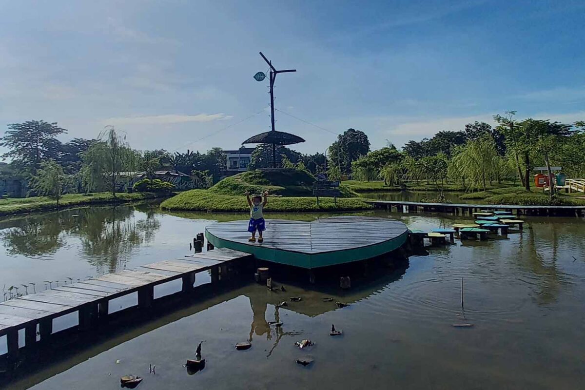 Jembatan di atas danau yang berada di Jalur Hijau Kosambi