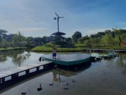 Jembatan di atas danau yang berada di Jalur Hijau Kosambi