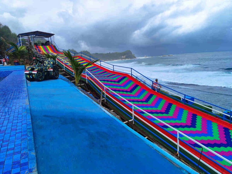 rainbow slide, seluncuran pelangi, perosotan pelangi di Osanna Beach