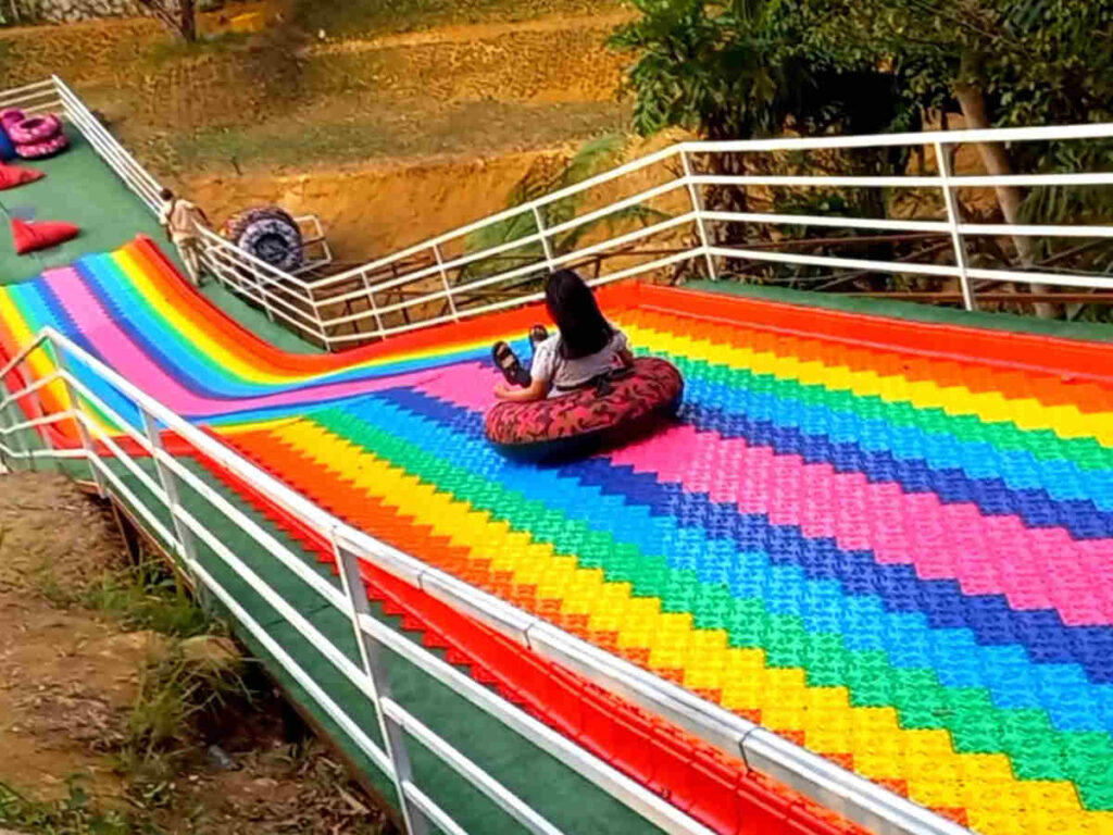 rainbow slide, seluncuran pelangi, perosotan raksasa