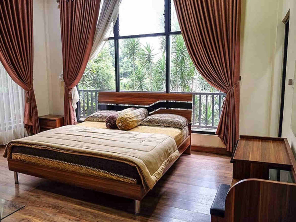 Kamar tidur Kebunsu Bogor dengan fasilitas lengkap.