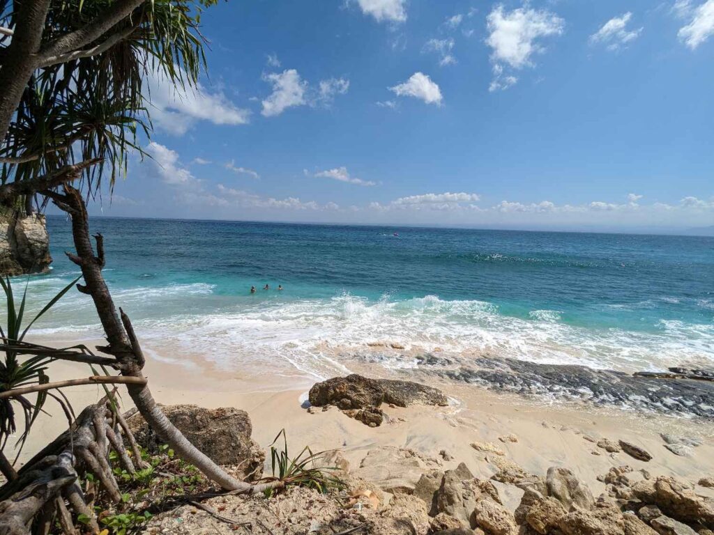 Secret Beach bernuansa pulau tropis yang memukau