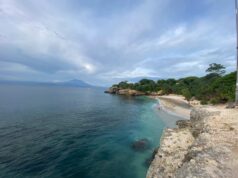 Gari pantai Secret Beach dengan laut yang tenang