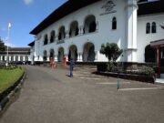 Gedung Museum Pos Indonesia yang masih satu area dengan Gedung sate