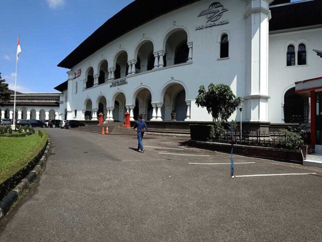 Gedung Museum Pos Indonesia yang masih satu area dengan Gedung sate