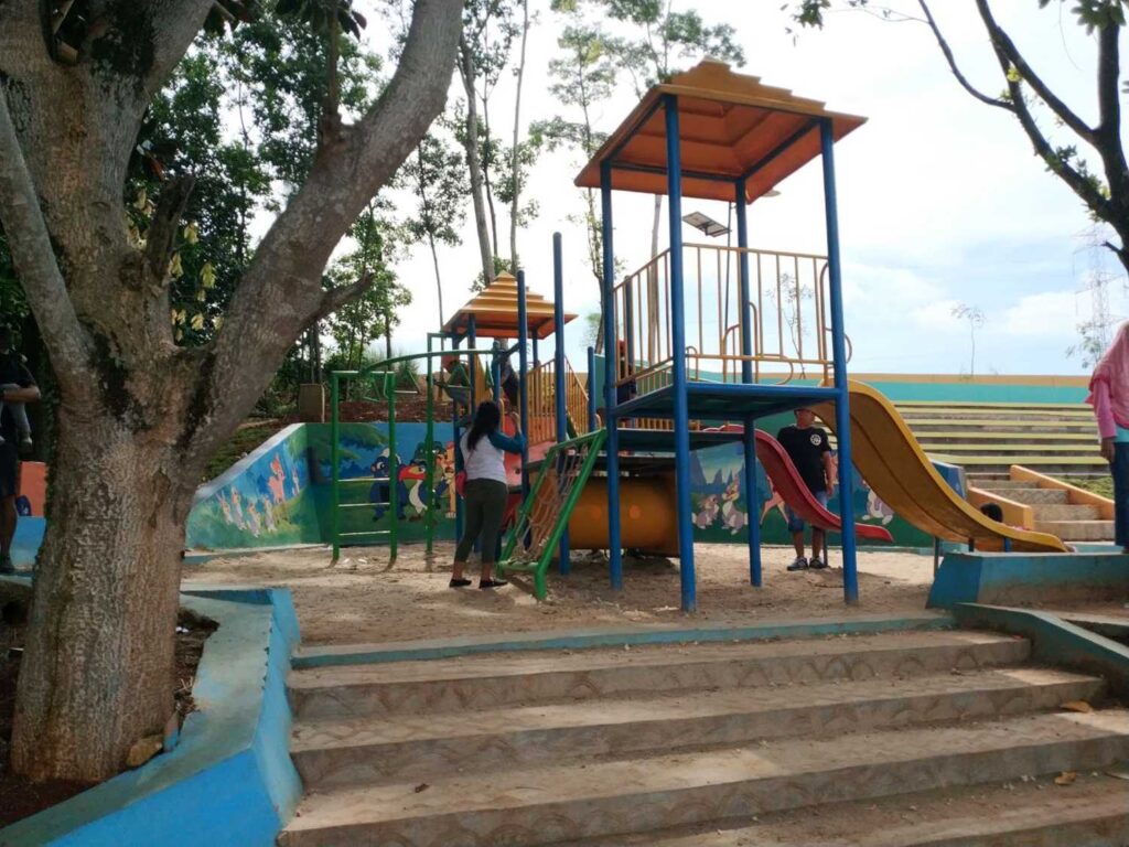 Taman bermain khusus anak-anak di Jaletreng Riverpark