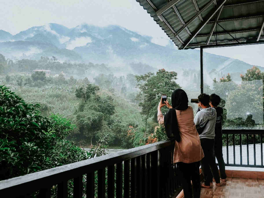 pemandangan Gunung Salak dan Gunung Halimun dari Kebunsu Bogor