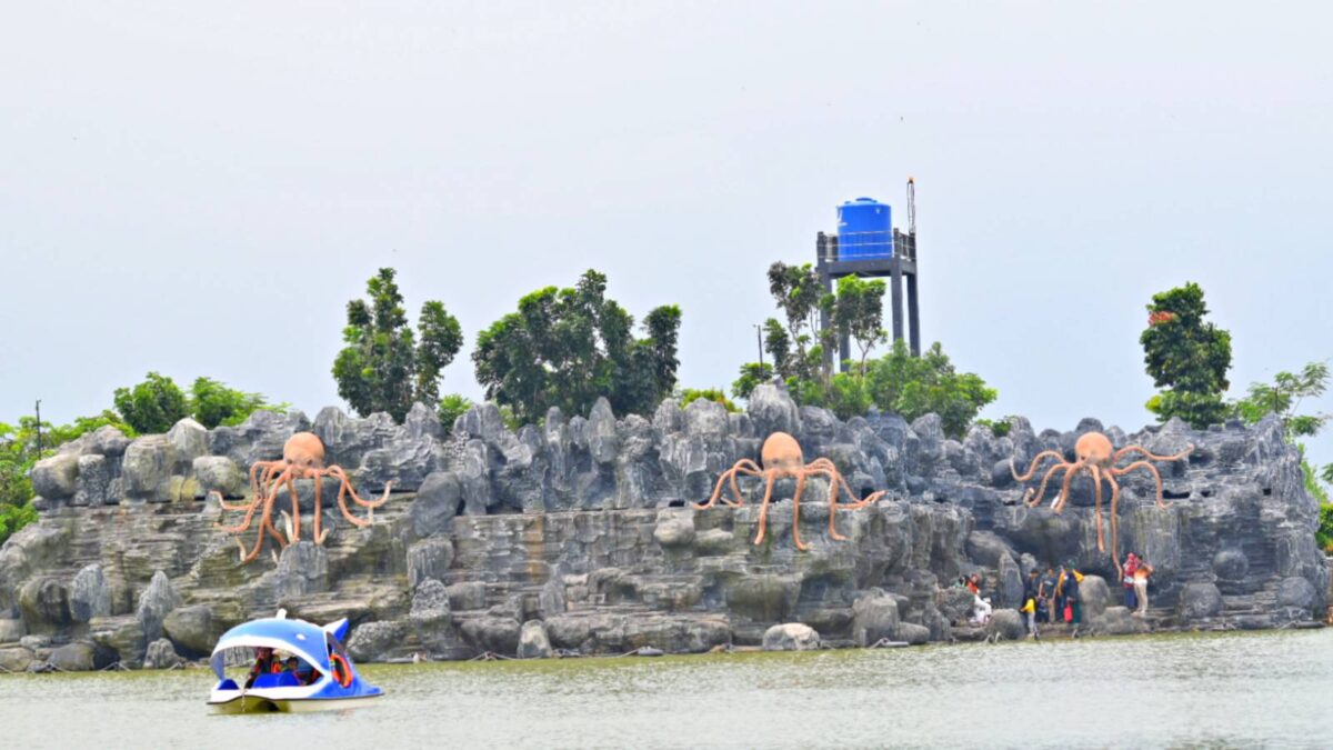 ornamen tebing di DANAU TAMBELANG