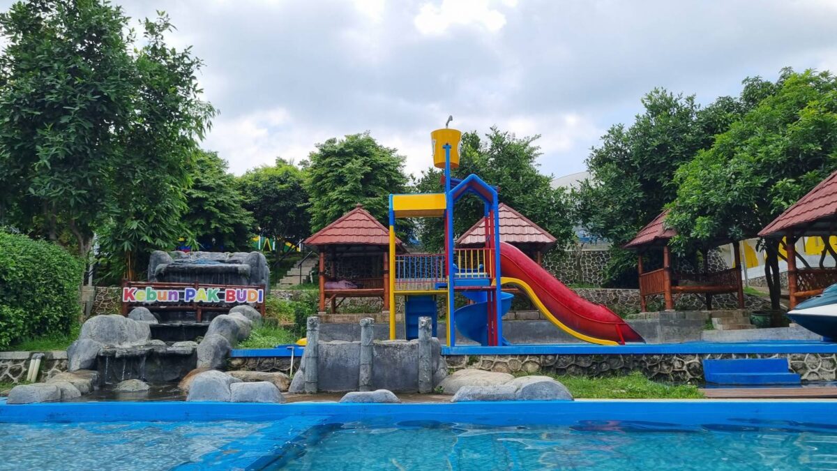 Kolam renang dan perosotan air di Kebun Pak Budi