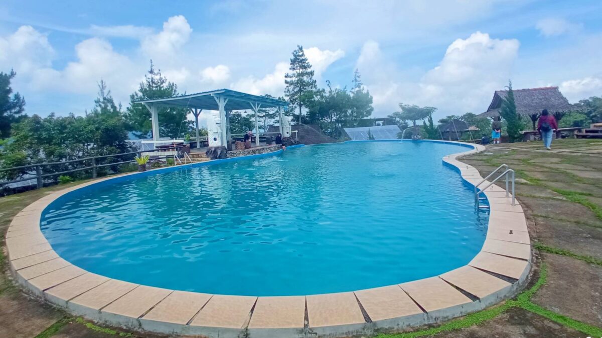 Kolam renang di Lembah Nirwana