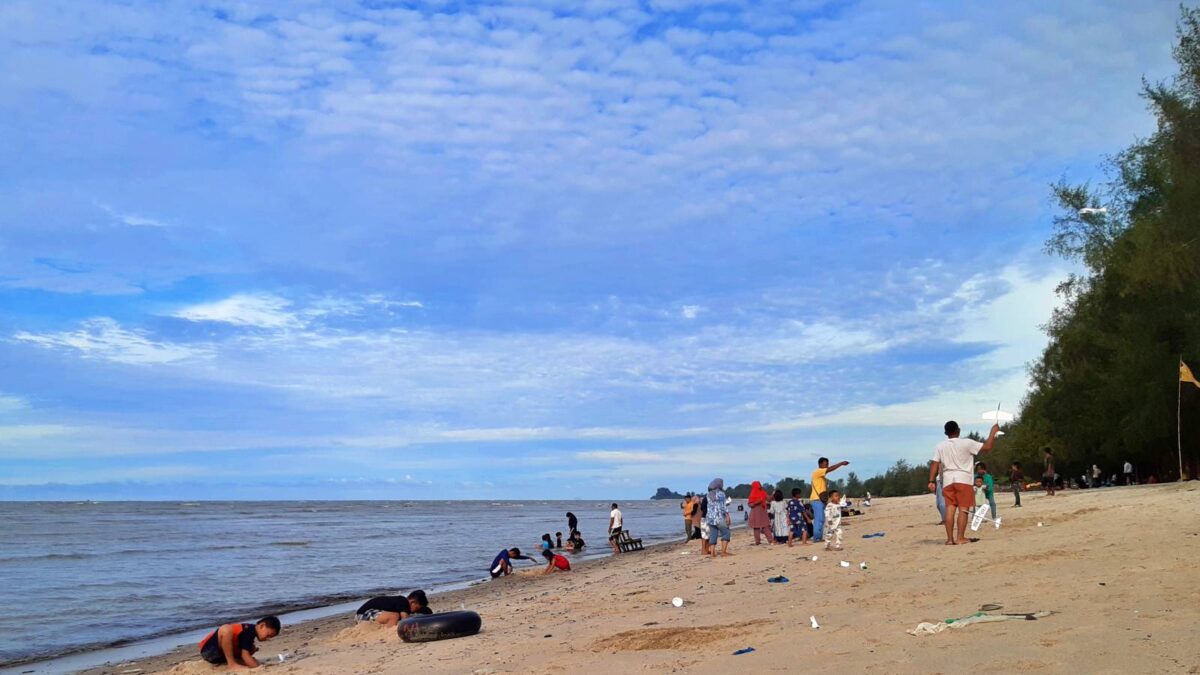 anak-anak bermain di PANTAI SRI MERSING