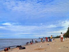 anak-anak bermain di PANTAI SRI MERSING