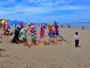 Suasana di tepi pantai Tanjung Pasir