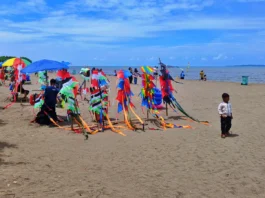 Suasana di tepi pantai Tanjung Pasir