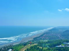 Pemandangan kota dan laut dari Bukit Paralayang Watugupit