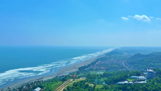 Pemandangan kota dan laut dari Bukit Paralayang Watugupit