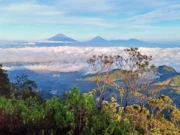 Pemandangan Gunung Telomoyo berbalut awan putih