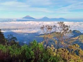 Pemandangan Gunung Telomoyo berbalut awan putih