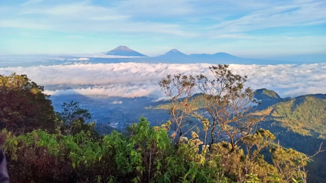 Pemandangan Gunung Telomoyo berbalut awan putih