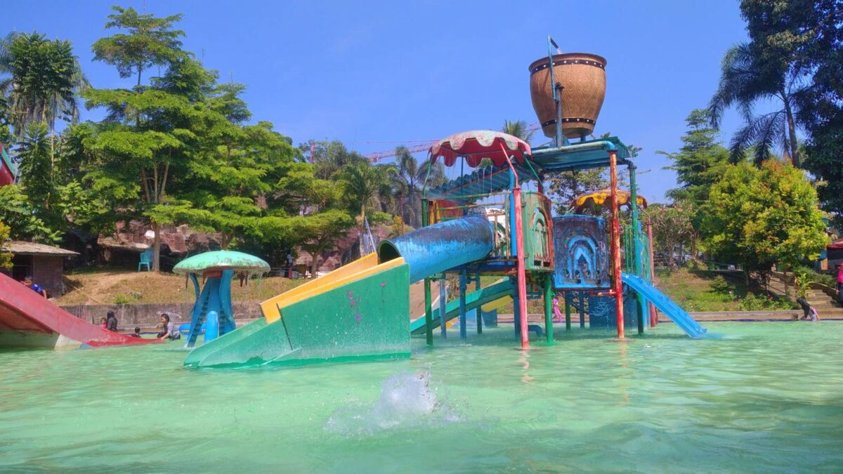 Kolam renang dan permainan anak di SPARKS FOREST ADVENTURE