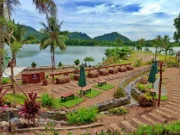 Menikmati pemandangan danau dari lanakila lake