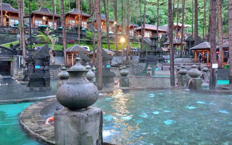 Kolam Air Panas Guci Forest berada di tengah hutan Pinus.