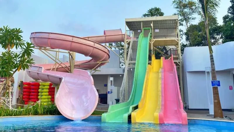 Wahana Perosotan Dewasa di Tropikana Waterpark