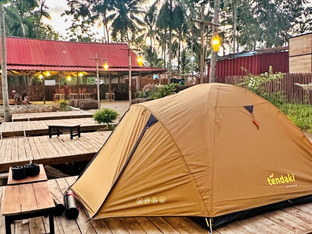 Tenda camping untuk berkemah di Lanakila Lake