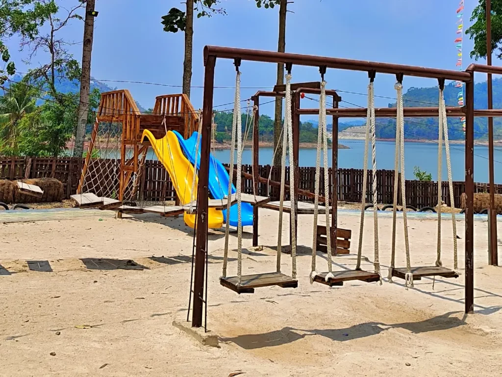 Wahana permainan anak-anak seperti ayunan dan perosotan di Lanakila Lake