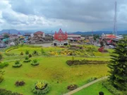 Suasana sejuk dan bentang alam perbukitan Alun-alun Bandungan