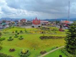 Suasana sejuk dan bentang alam perbukitan Alun-alun Bandungan