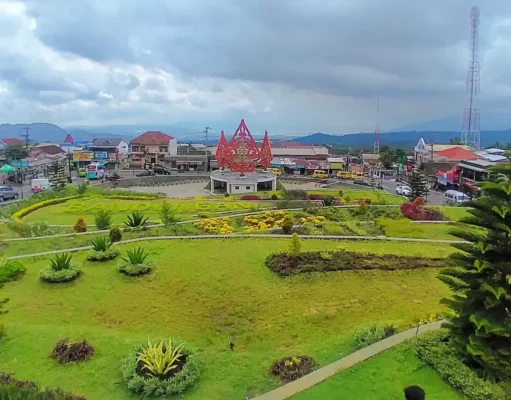 Suasana sejuk dan bentang alam perbukitan Alun-alun Bandungan