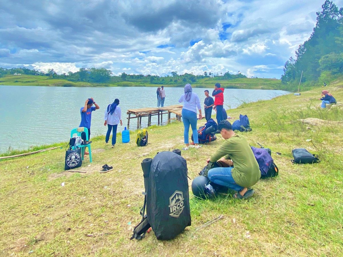 Berpiknik dan berkemah di Danau Sidihoni