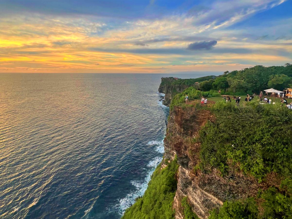 Matahari terbenam di Karang Boma Cliff