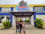 Wisatawan yang berkunjung ke Kraton Waterpark.