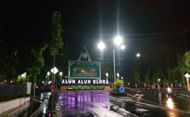 Suasana malam di Alun-Alun Blora