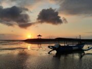 Suasana matahari terbit di Pantai Sindhu