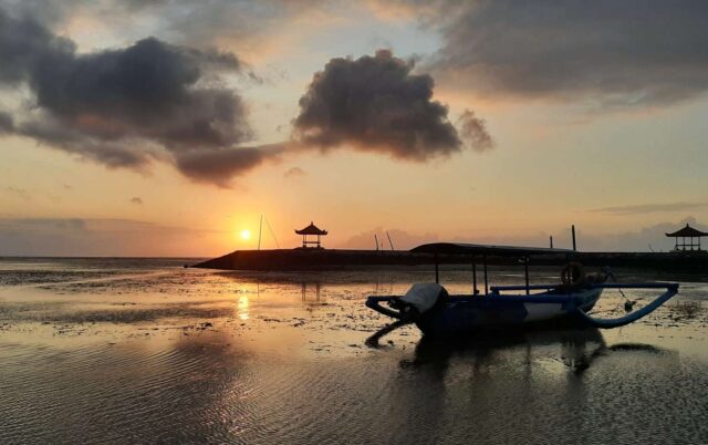 Suasana matahari terbit di Pantai Sindhu