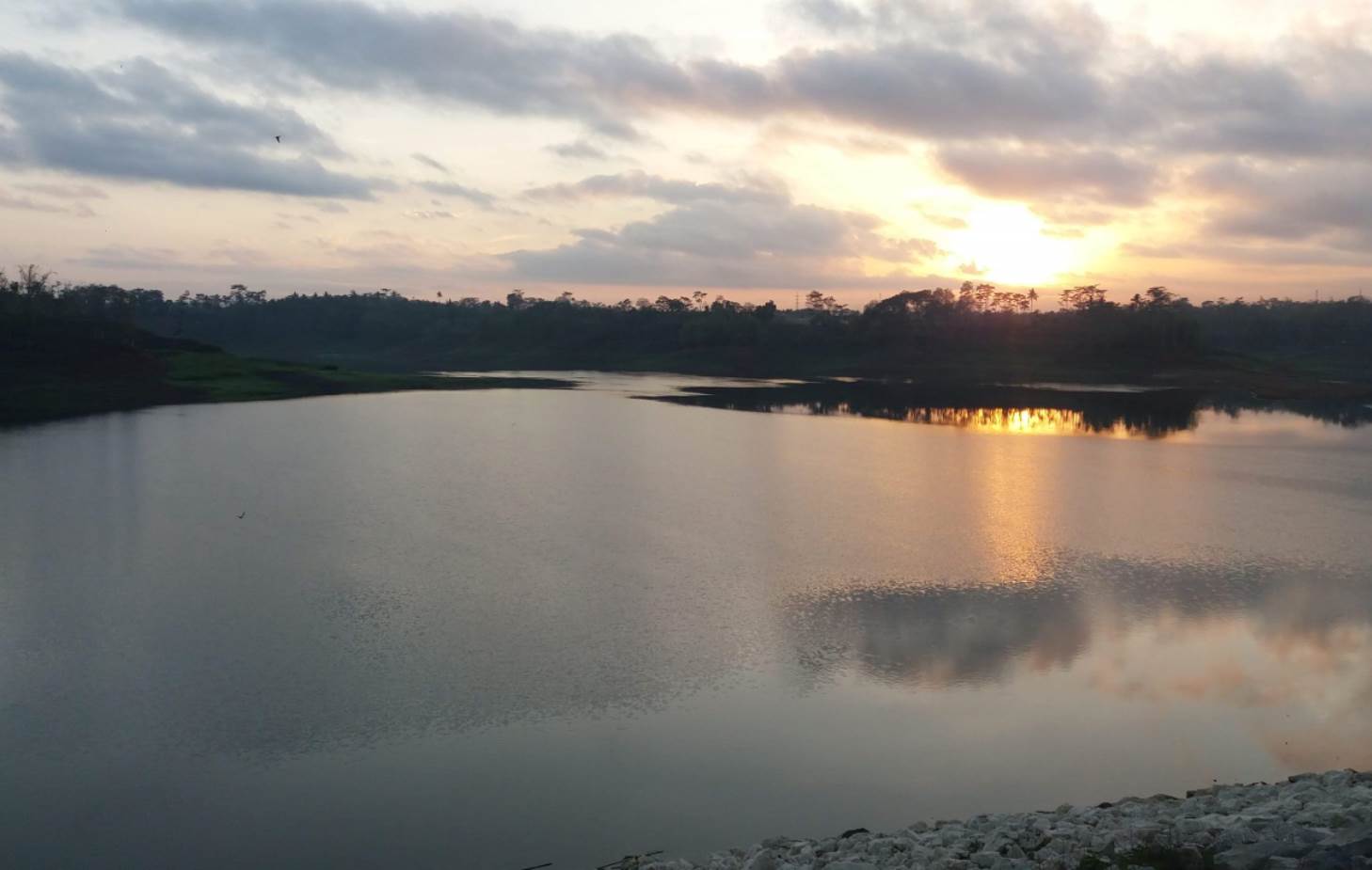 Suasana pagi hari Waduk Karangkates