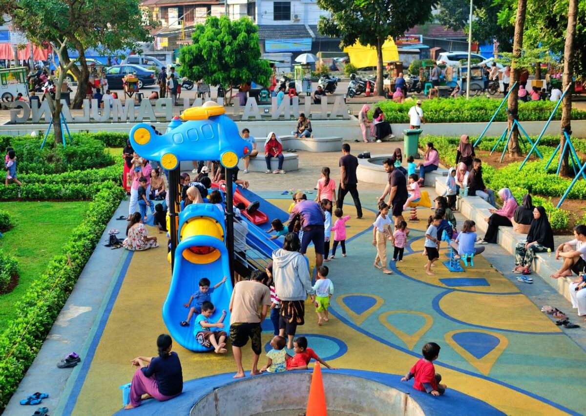 Wahana bermain perosotan anak di alun-alun Pamulang
