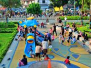 Wahana bermain perosotan anak di alun-alun Pamulang