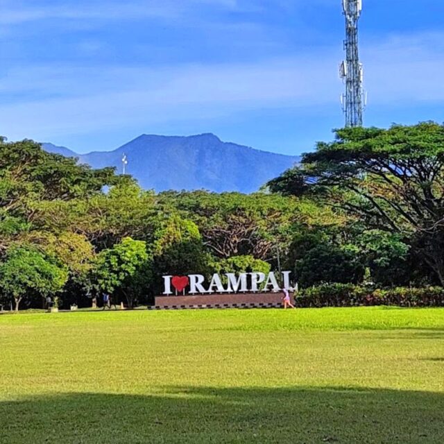 Rumput hijau dan rapi di Lapangan Rempal