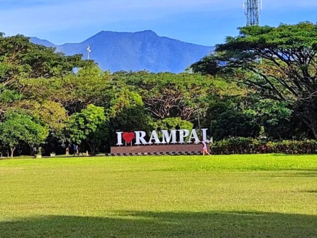Rumput hijau dan rapi di Lapangan Rempal