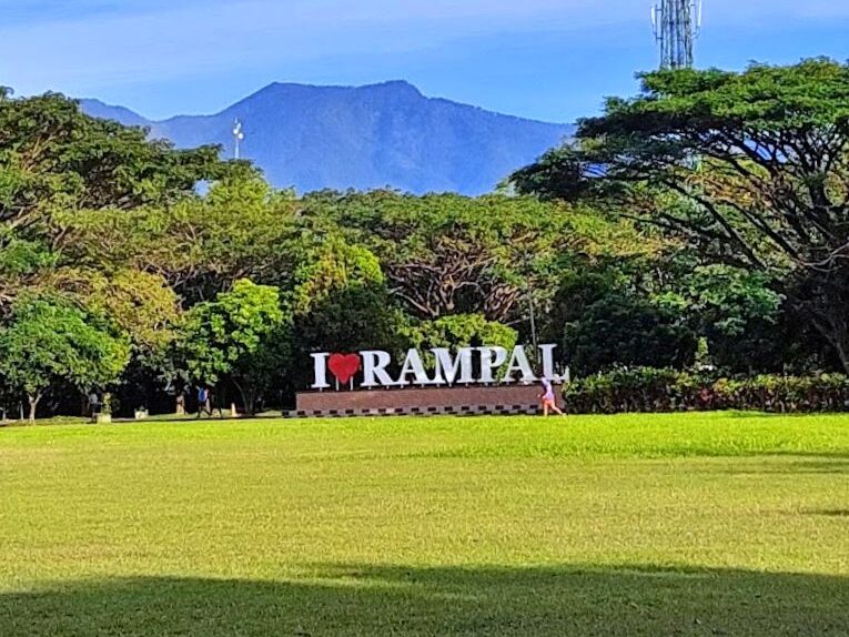 Rumput hijau dan rapi di Lapangan Rempal