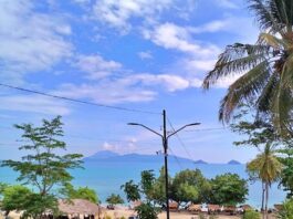 Pantai Setigi Heni berpasir putih dan kafe batok kelapa