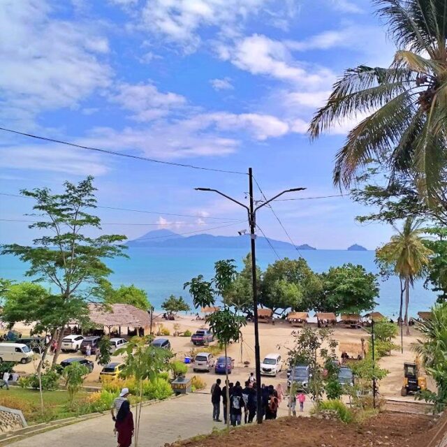 Pantai Setigi Heni berpasir putih dan kafe batok kelapa