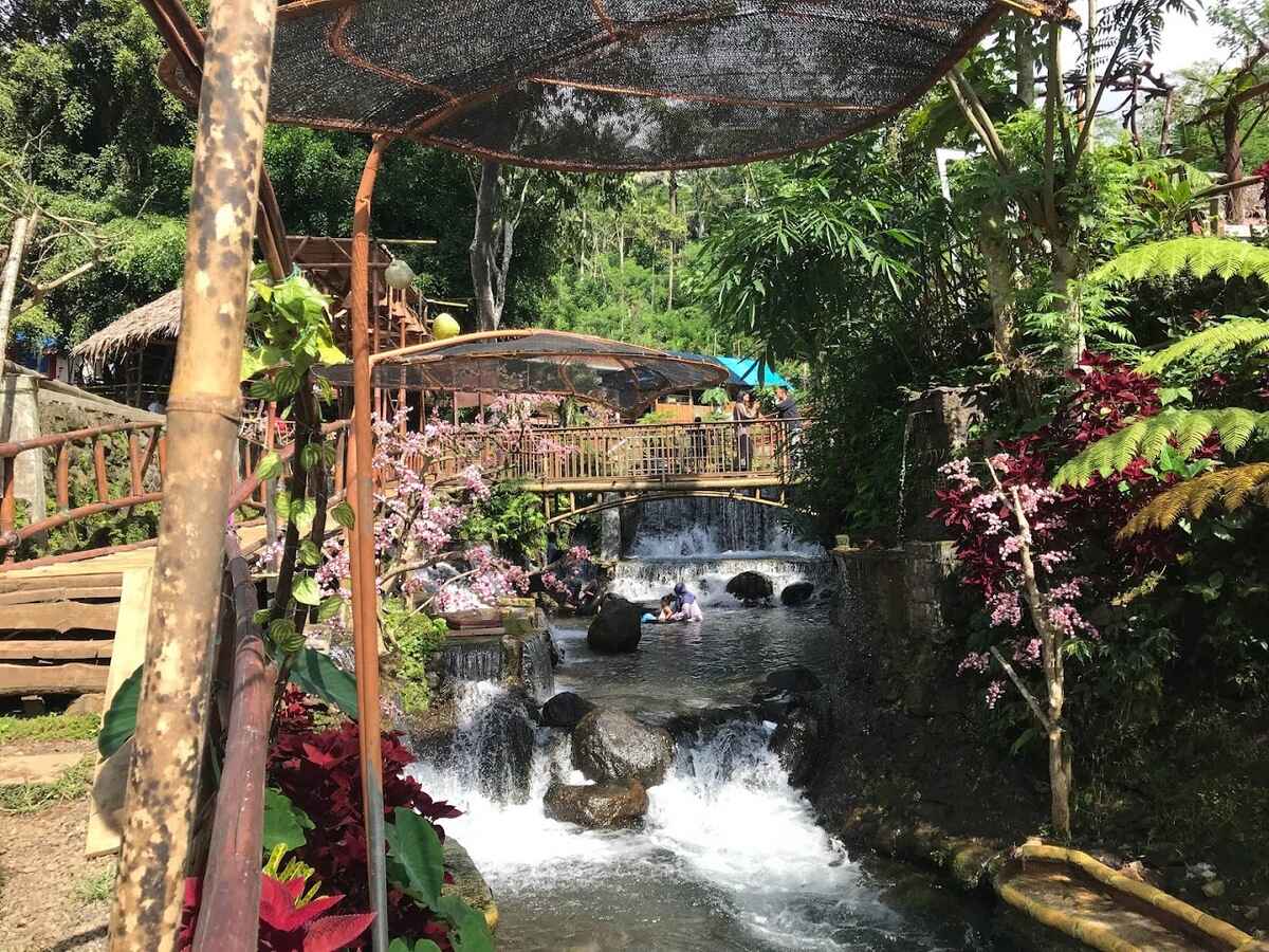 Suasana sejuk Wisata Waterfall Tanaka - Foto: Google Maps/Missool
